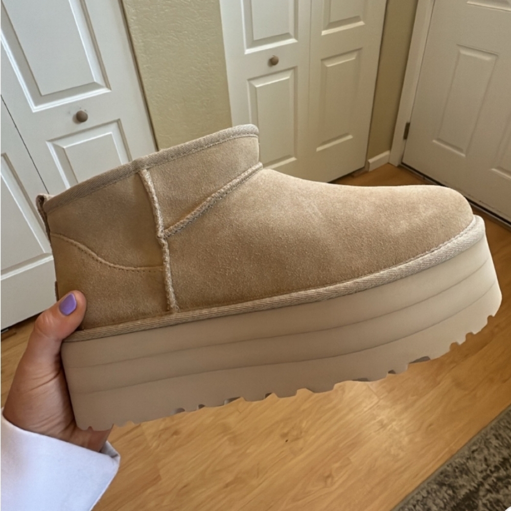 Ugg CLASSIC ULTRA MINI PLATFORM Size 7 - Picture 1 of 9